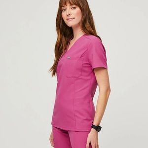 FIGS women’s Electric Orchid slim Catarina top medium